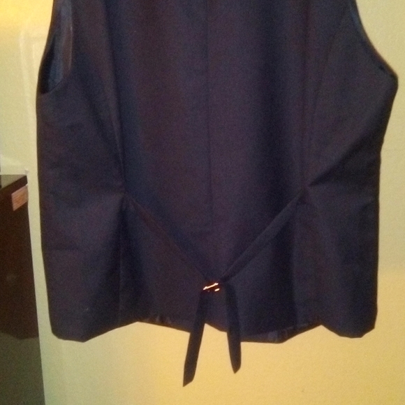 Vest - Picture 2 of 8